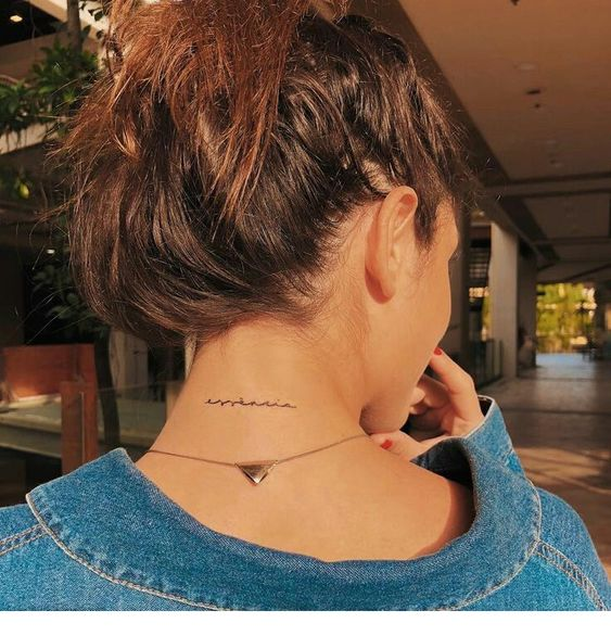 Seja Única Com Uma Tatuagem De Pescoço Feminino: 50+ Idéias Modernas