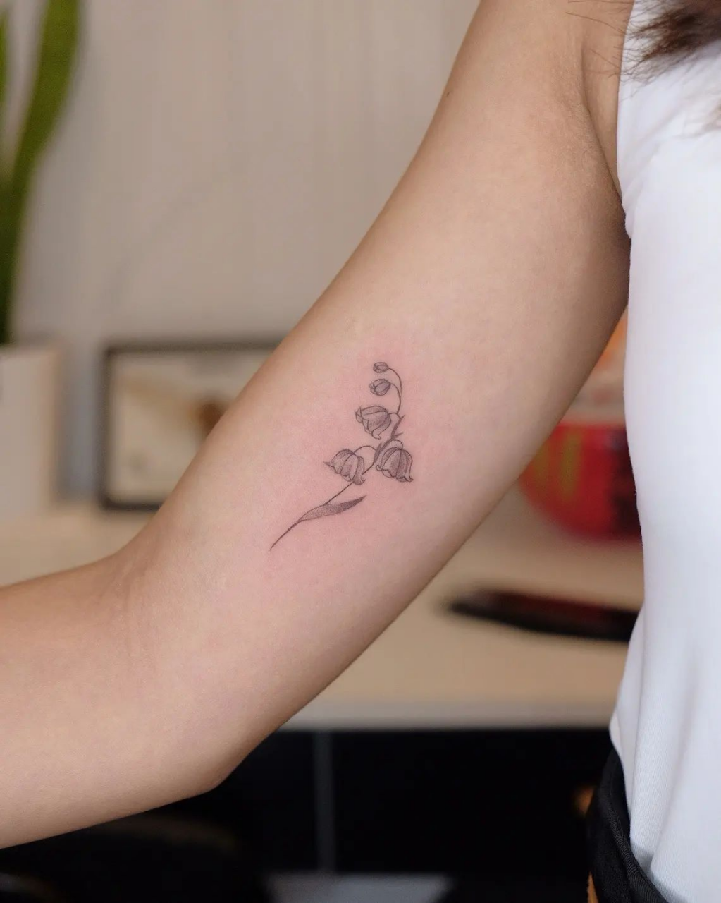 Artist uses plants as stencils for beautiful, delicate tattoos