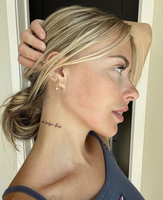 tatuagem-de-pescoco-feminino-na-garganta