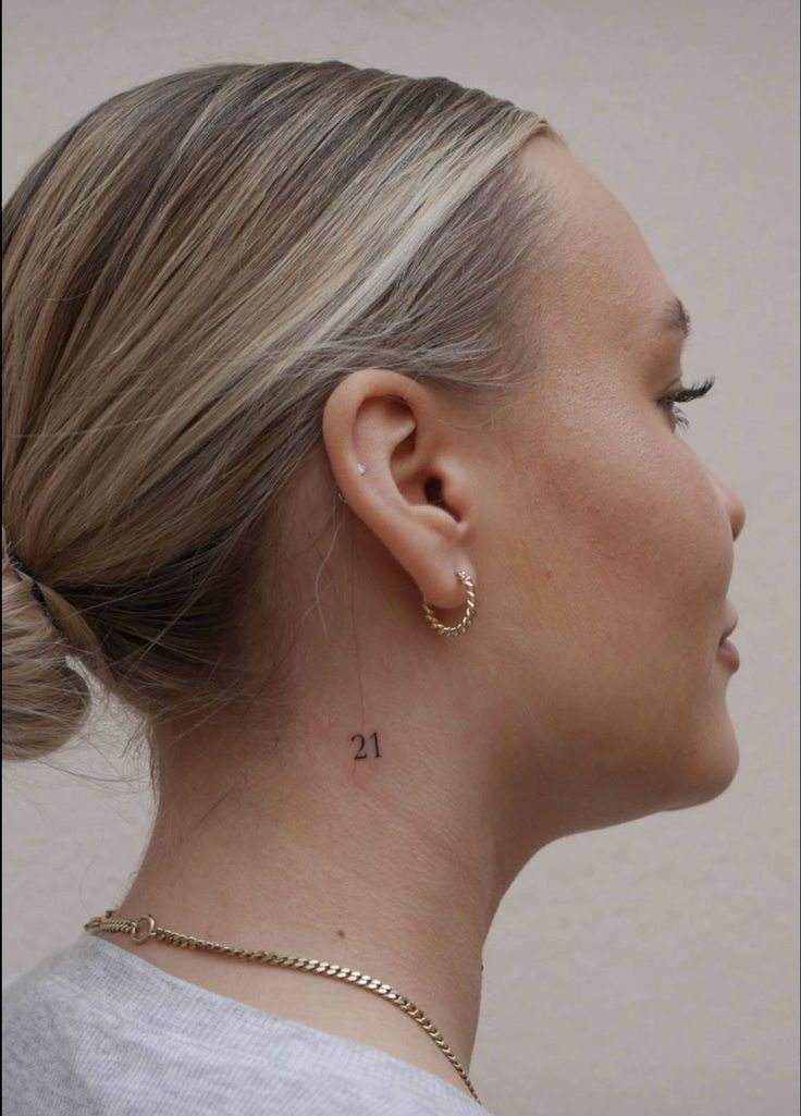 tatuagem-de-pescoco-feminino-na-garganta