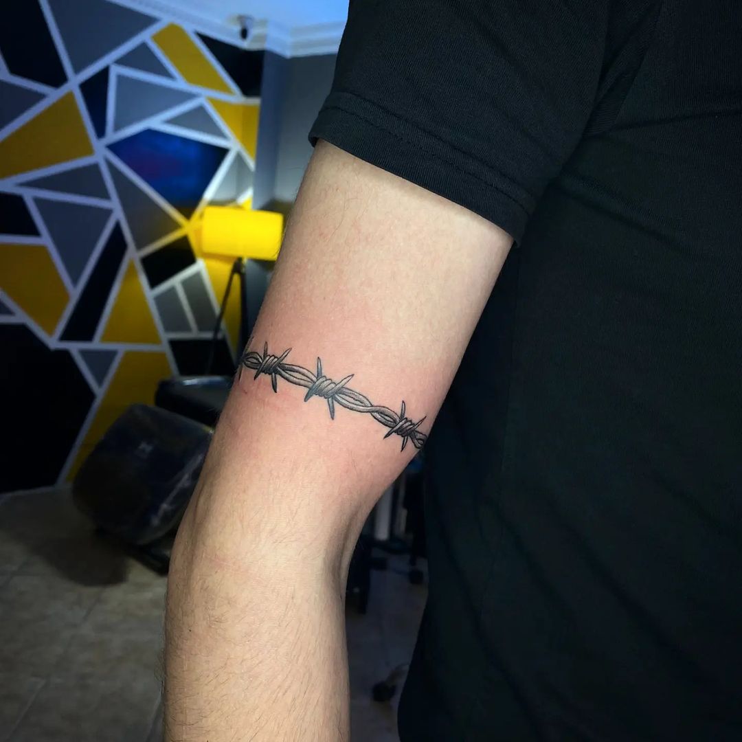 A barbed wire tattoo can also allude to World War II and prisoners of war. 
