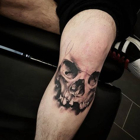 Example of a skull symbol on the knee