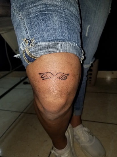 Example of a wings symbol on the knee
