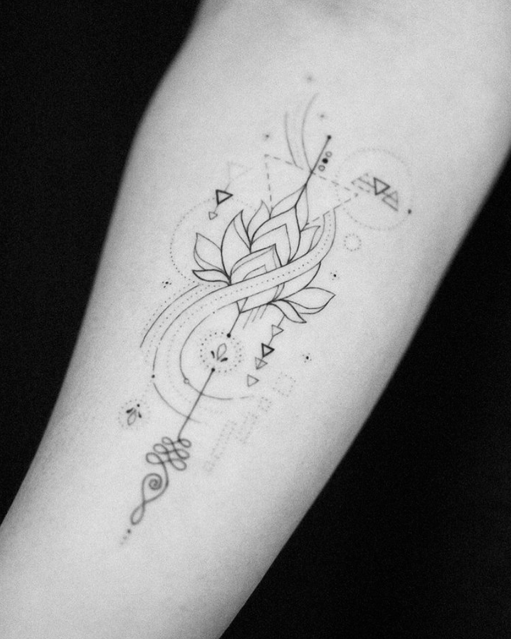 Fine line lotus unalome tattoo on the upper back.-cheohanoi.vn
