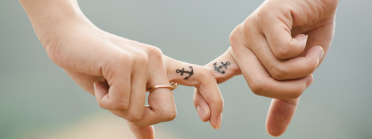 100+ Ideias de tatuagens de casais que combinam e que nunca perderão seu significado
