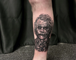 Uma tatuagem na perna